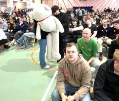 Powiększ zdjęcie Zgromadzona młodzież szkoły podczas finału