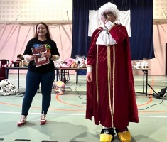 Powiększ zdjęcie Król -Paul Pięknisław XIV licytuje wyjście do kina ufundowane przez Radę Rodziców