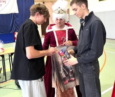 Powiększ zdjęcie ..., a za jej przykładem również młodzież Naszej szkoły