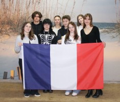 Powiększ zdjęcie Zdjęcie przedstawia uczestników przygotowań