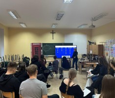 Powiększ zdjęcie Zdjęcie przedstawia uczestników przygotowań