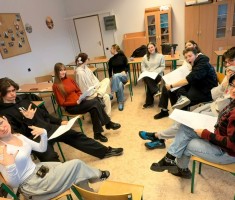 Powiększ zdjęcie Zdjęcie przedstawia uczestników przygotowań