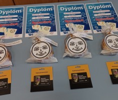 Powiększ zdjęcie Dyplomy oraz nagrody dla finalistów