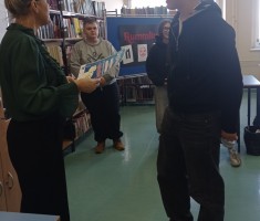 Powiększ zdjęcie Wręczenie nagrody uczniowi za IV miejsce przez Panią wicedyrektor