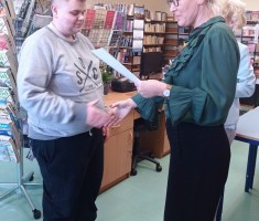 Powiększ zdjęcie Wręczenie nagrody uczniowi za III miejsce przez Panią wicedyrektor