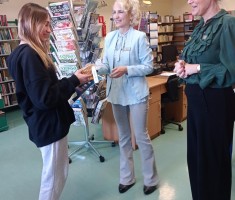 Powiększ zdjęcie Wręczenie nagrody Mistrzyni Turnieju Rummikub