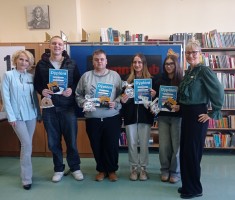 Powiększ zdjęcie Wspólne zdjęcie finalistów z Panią wicedyrektor oraz współorganizatorką Turnieju