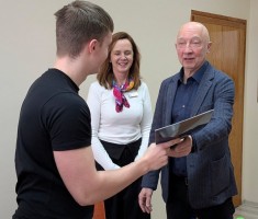 Powiększ zdjęcie Konrad w obecności Dyrektor ZSP w Zgorzelcu odbiera gratulacje od Starosty Zgorzeleckiego