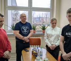 Powiększ zdjęcie Konrad wraz z rodzicami oraz trenerem na spotkaniu ze Starostą Zgorzeleckim i Dyrektor ZSP w Zgorzelcu