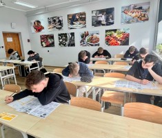 Powiększ zdjęcie Uczestnicy konkursu w trakcie rozwiązywania zagadek