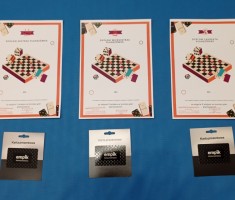 Powiększ zdjęcie Dyplomy oraz bony do Empiku - nagrody dla laureatów Turnieju Gier Karcianych