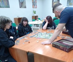 Powiększ zdjęcie Wyjaśnienie reguł i wspólna gra