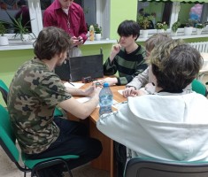 Powiększ zdjęcie Młodzież grająca w Dungeons & Dragons (D&D)