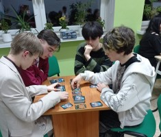 Powiększ zdjęcie Młodzież grająca w Star Realms