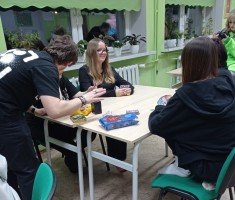 Powiększ zdjęcie Prowadzący tłumaczy zasady gry