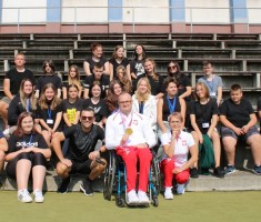 Powiększ zdjęcie Mistrz z uczniami klasy pierwszej