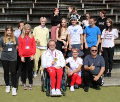 Powiększ zdjęcie Mistrz z uczniami klasy pierwszej