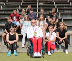 Powiększ zdjęcie Mistrz z uczniami klasy pierwszej