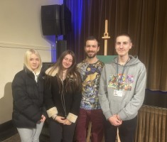 Powiększ zdjęcie Wspólne zdjęcie uczniów 2G z J.Melą w MDK