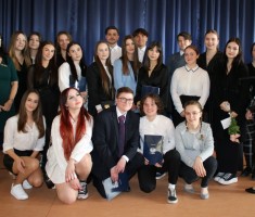 Powiększ zdjęcie Uczniowie klasy 4TR z wychowawczynią