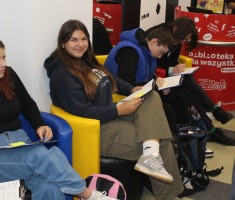 Powiększ zdjęcie Uczniowie w Mediatece podczas pierwszych warsztatów 