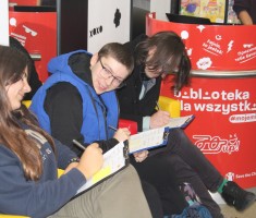 Powiększ zdjęcie Uczniowie w Mediatece podczas pierwszych warsztatów 