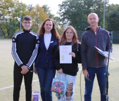 Powiększ zdjęcie Laureaci trzeciego miejsca z dyrekcją