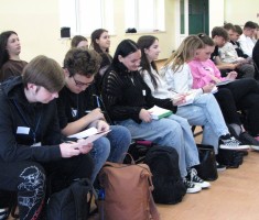 Powiększ zdjęcie Młodzież podczas rozwiązywania zadania