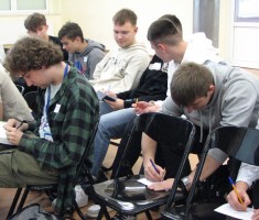 Powiększ zdjęcie Młodzież podczas rozwiązywania zadania