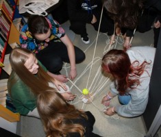 Powiększ zdjęcie Uczestnicy projektu podczas wspólnego wykonywania zadania