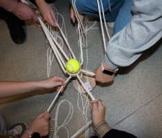 Powiększ zdjęcie Uczestnicy projektu podczas wykonywania zadania