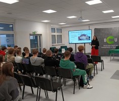 Powiększ zdjęcie Maturzyści%20na%20spotkaniu%20z%20przedstawicielką%20UE