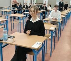 Powiększ zdjęcie Przedstawiciele kl.III - Karolina Synoradzka i Mykhailo Dakhin