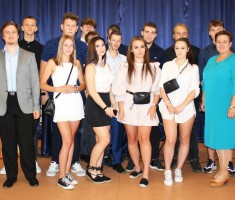 Powiększ zdjęcie Uczniowie klasy 3bbk z wychowawcą