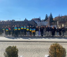 Powiększ zdjęcie Uczniowie w łańcuchu poparcia dla walczącej Ukrainy