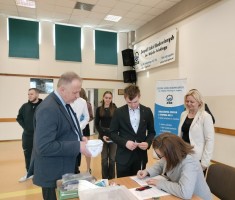 Powiększ zdjęcie Losowanie miejsc - Olimpiada Wiedzy o Procesie Inwestycyjno-Budowlanym