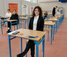 Powiększ zdjęcie Uczennica klasy 3BS na sali