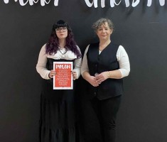 Powiększ zdjęcie Przedstawicielka klasy 3A z wychowawczynią