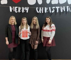 Powiększ zdjęcie Przedstawicielki klasy 3R z wychowawczynią