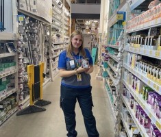 Powiększ zdjęcie Natalia poznaje asortyment w sektorze dekoracji