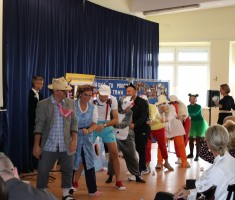 Powiększ zdjęcie Nauczyciele podczas części artystycznej z okazji DEN