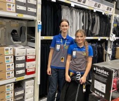 Powiększ zdjęcie Noemi  i Wiktoria uzupełniają na bieżąco asortyment w sektorze  technicznym