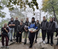 Powiększ zdjęcie W drodze na zamek