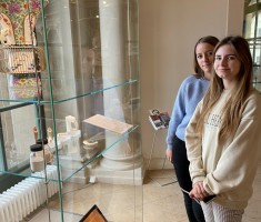 Powiększ zdjęcie Uczniowie na wystawie miśnieńskiej porcelany