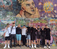 Powiększ zdjęcie Przed ścianą Johna Lennona