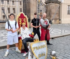 Powiększ zdjęcie Przed siedzibą prezydenta Czech - z rekwizytami