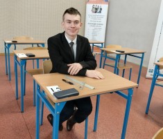 Powiększ zdjęcie Uczeń klasy 3BS na sali