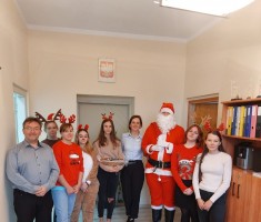 Powiększ zdjęcie Mikołajkowa wizyta w gabinecie Pani Dyrektor