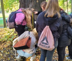 Powiększ zdjęcie Uczniowie podczas dendrologicznych zajęć w terenie