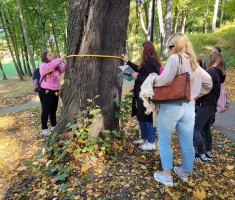Powiększ zdjęcie Uczniowie podczas dendrologicznych zajęć w terenie